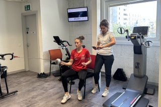 Angeline Favre (au premier plan) en action lors d'une séance en hypoxie, avec sa coach Audrey Chaperon